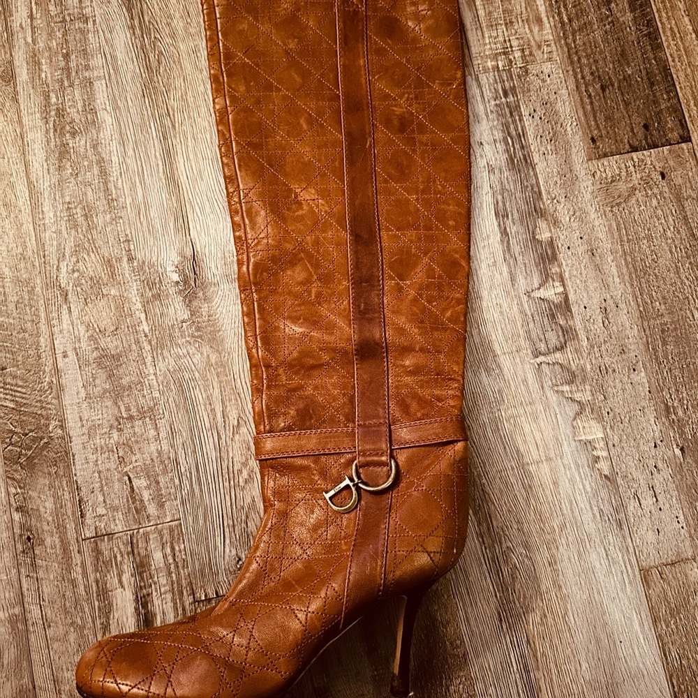 Knee high quilted leather boots. - Picture 2 of 5